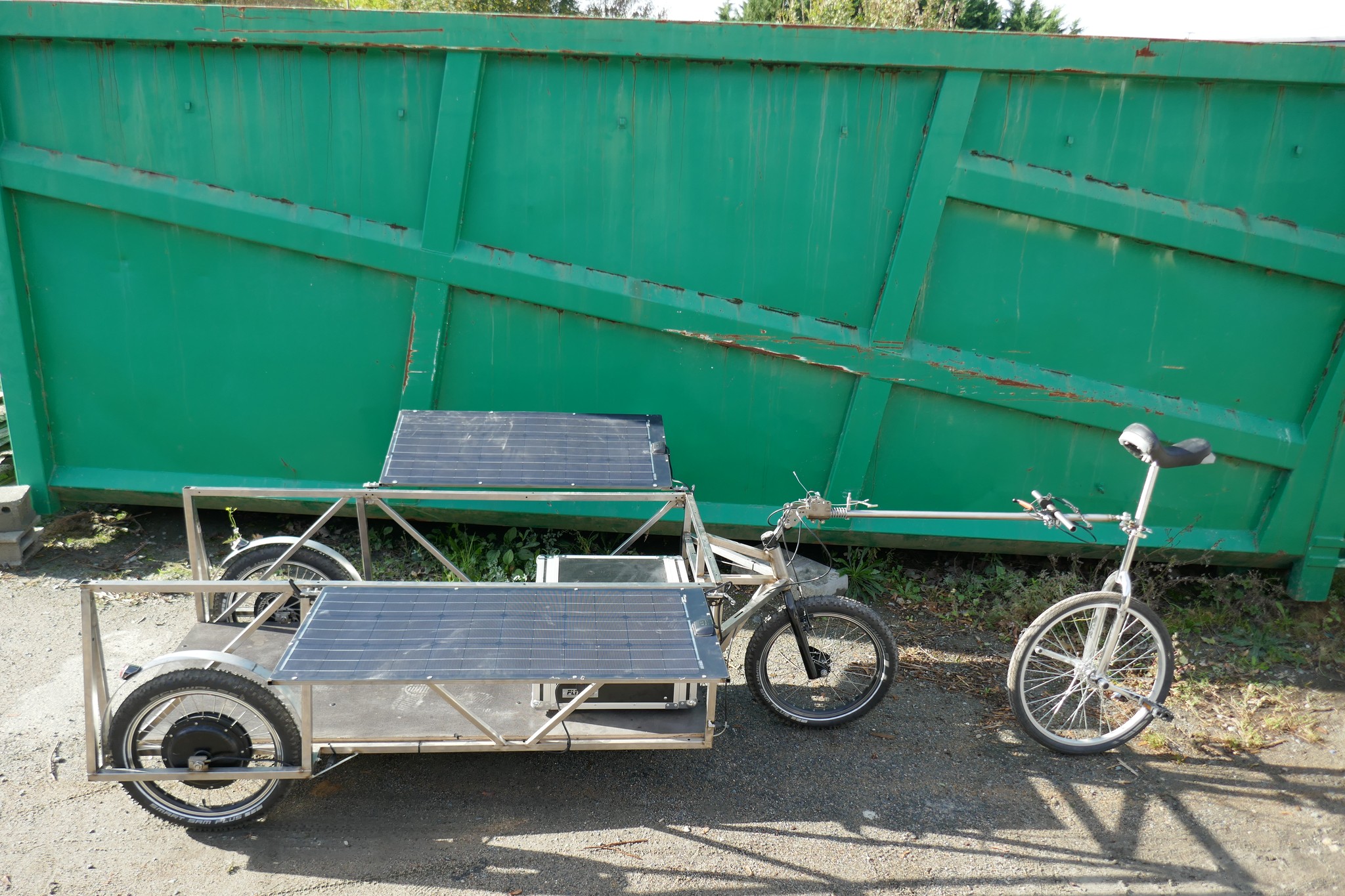 charrette solaire traction remorque autonome vélo frein inertie open source inox berlin gdansk budapest.jpg
