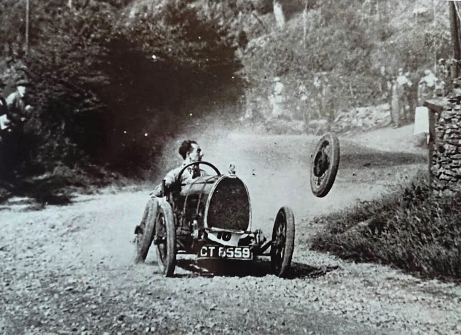 Raymond Mays sur 3 roues en Bugatti T13 Brescia 1924.jpg
